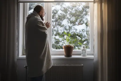 Zarznięty mężczyzna przy oknie